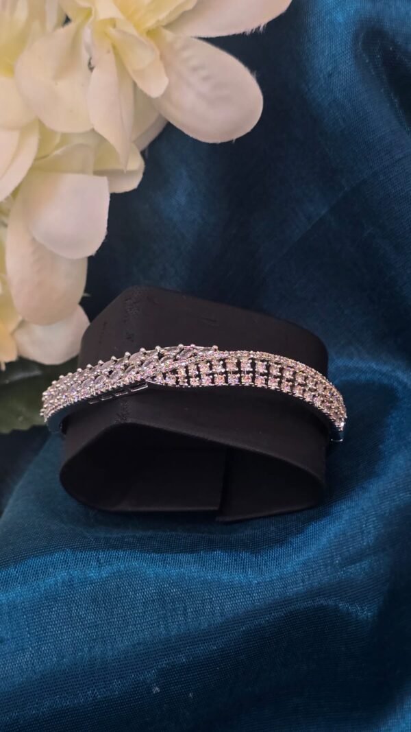 Elegant Twist - Image 2