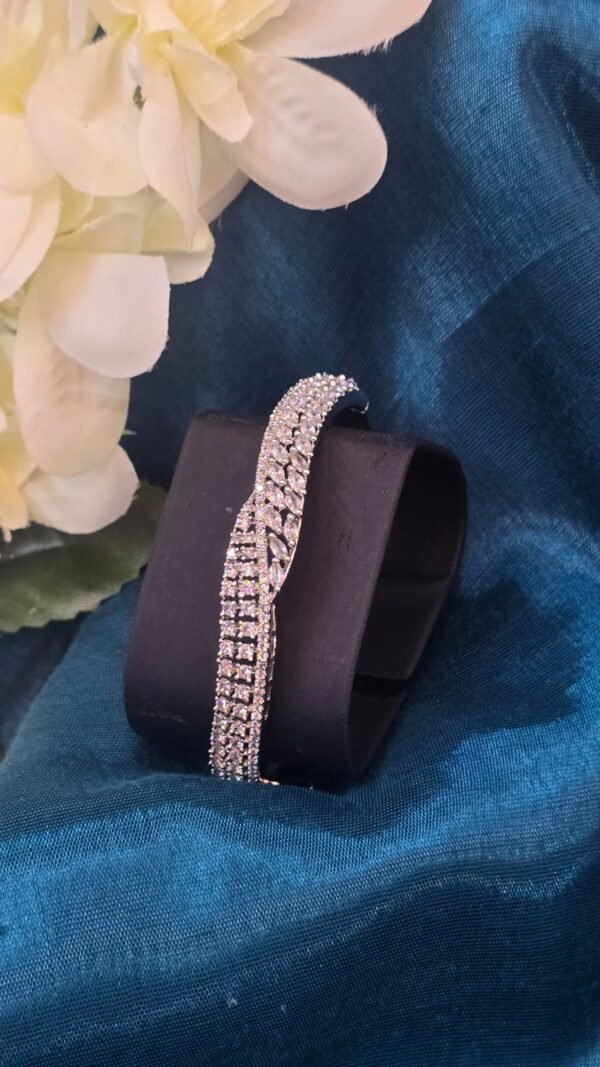 Elegant Twist - Image 3